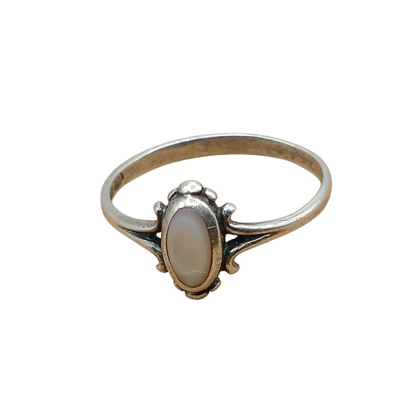 .925 Mother-of-Pearl or Moonstone Size 7 Ring Delicate Feminine Sweet - Picture 1 of 9